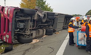 Dieser Lkw kippte auf der A 2 bei G&uuml;tersloh auf die Seite. Er war mit einer Vielzahl an Whiskeyflaschen beladen. - Andreas Eickhoff