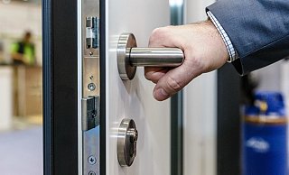 Um möglichen Fremdzugriffen standzuhalten, muss eine Tür möglichst massiv und gegebenenfalls mit mehreren Beschlägen und Hinterbandsicherungen ausgestattet sein. - Foto: Markus Scholz/dpa-tmn