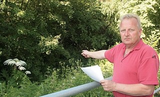 Ist sauer über den Zustand des Nordhagens: der Bösingfelder Uwe Krüger. Hier zeigt er auf den wuchernden giftigen Riesen-Bärenklau. Foto: Sylvia Frevert - Sylvia Frevert