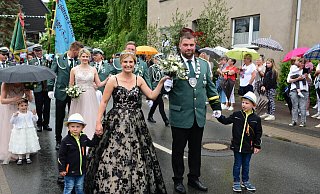 Königspaar Florian und Madita Schröder mit ihren Kindern bei der Königsparade am Sonntag. - Nicole Ellerbrake