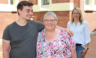 Florian Beger und seine Oma Anja Beger sind ein starkes Team geworden. Nicole Grotebrune (im Hintergrund) vom Pflegekinderdienst der Stadt Lage begleitet die beiden seit mehr 15 Jahren. - Sandra Castrup