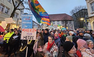 Das Lagenser Bündnis gegen Rechts hatte dazu aufgerufen, ein Zeichen gegen die AfD und den Rechtspopulismus zu setzen. Dem Aufruf folgten Mittwochabend in Lage um die 300 Menschen. - Astrid Sewing Das Lagenser Bündnis gegen Rechts hatte dazu aufgerufen, ein Zeichen gegen die AfD und den Rechtspopulismus zu setzen. Dem Aufruf folgten Mittwochabend in Lage um die 300 Menschen. - Astrid Sewing