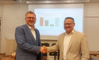 Swen Horstmann (SPD, links) und Marco Müllers (parteilos) lagen von der Anzahl der Stimmen sehr dicht beieinander. Sie treten in zwei Wochen zur Stichwahl an. - Michaela Weiße Swen Horstmann (SPD, links) und Marco Müllers (parteilos) lagen von der Anzahl der Stimmen sehr dicht beieinander. Sie treten in zwei Wochen zur Stichwahl an. - Michaela Weiße