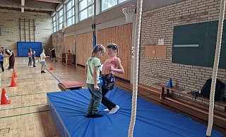 Shyrin (links) und Luisa versuchen, den Ball über den Parcours zu balancieren - ohne ihn mit den Händen zu berühren. - Nadine Uphoff