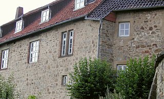 Hinter dem kleinen Kellerfenster im Pförtnerhaus (unten) lag vermutlich die Gefängniszelle. - Wulf Daneyko Hinter dem kleinen Kellerfenster im Pförtnerhaus (unten) lag vermutlich die Gefängniszelle. - Wulf Daneyko