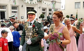 Schützenfest in Bösingfeld: König Torsten Dreier und Königin Diane Korbach nehmen die Reihen der Schützen ab. - Rudi Rudolph Schützenfest in Bösingfeld: König Torsten Dreier und Königin Diane Korbach nehmen die Reihen der Schützen ab. - Rudi Rudolph
