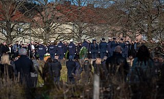 Trauergäste, darunter viele Polizisten, stehen am Grab bei der Beisetzung des Polizisten in Freisen. - Foto: Harald Tittel/dpa Trauergäste, darunter viele Polizisten, stehen am Grab bei der Beisetzung des Polizisten in Freisen. - Foto: Harald Tittel/dpa