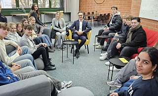 Schulleiter Dr. Claus Hilbing (Mitte) sitzt mit dem Erdkunde-Kurs der EF von Heiner Beckmann (links) in der "Senior Lounge", im Oberstufenraum des Grabbe-Gymnasiums. - Jost Wolf