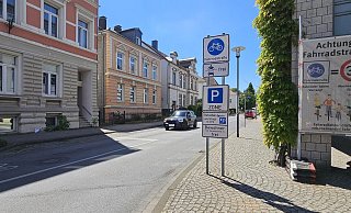 An der Freiligrathstraße in Detmold steht noch ein Transparent, was übersichtlich die Regeln in einer Fahrradstraße erklärt. Baulich ist an der Straße allerdings nicht viel verändert worden. Ein paar Parkplätze wurden in einen "Vorbeifahr-Streifen" für Radler umgewandelt und kurz vor der Ampel ist eine große Haltezone für Fahrradfahrer auf den Asphalt gesprüht worden. - Jost Wolf