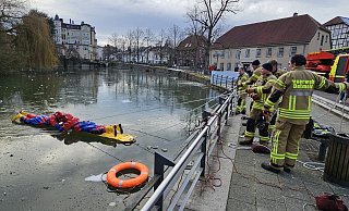 Mit Überlebensanzügen üben die hauptamtlichen Kräfte der Feuerwehr Detmold Eisrettung auf dem zugefrorenen Schlossgraben. - Jost Wolf Mit Überlebensanzügen üben die hauptamtlichen Kräfte der Feuerwehr Detmold Eisrettung auf dem zugefrorenen Schlossgraben. - Jost Wolf