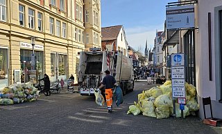 Der gelbe Müll bleibt mitunter bis zum frühen Nachmittag in der Fußgängerzone liegen. Im Hintergrund herrscht reger Publikumsverkehr. - Jost Wolf Der gelbe Müll bleibt mitunter bis zum frühen Nachmittag in der Fußgängerzone liegen. Im Hintergrund herrscht reger Publikumsverkehr. - Jost Wolf