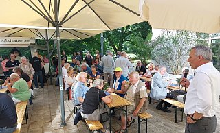 Bürgermeister Dirk Tolkemitt begrüßt die etwa 110 ehrenamtlich Tätigen zum zweiten Dankesfest vor der Wandelhalle. - Stadt Bad Salzuflen