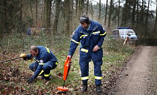 THW-Mitarbeiter suchen in einem Pivitsheider Waldstück im Januar 2015 mit Metalldetektoren nach der Kugel, die einen Jogger am Oberschenkel verletzt hat. - Archivfoto: Bernhard Preuß