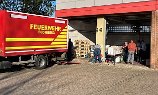 Die Feuerwehr Blomberg sortiert die Spenden. - Freitag-TV