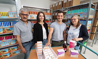 Die fr&uuml;heren R&auml;ume der Neuen Apotheke an der Lemgoer Stra&szlig;e in Hohenhausen braucht die Firma T & D Pharma heute als Lager. Im Hintergrund sind Brausetabletten zu sehen, auf dem Tischchen vorne zeigen Saber (von links), Diana, Dariusz und Claudia Aiwas Medikamente aus ihrem Hause. - Jens Rademacher
