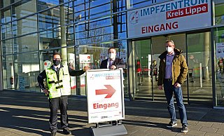 Vor dem Impfzentrum Kreis Lippe: (v.l.) Sascha Alexander Medina Azuaga (Teamleitung Feuerschutz- und Rettungsleitstelle Bevölkerungsschutz Kreis Lippe), Landrat Dr. Axel Lehmann und Dr. Christian Körner (Leiter der Bezirksstelle Detmold der Kassenärztlichen Vereinigung Westfalen-Lippe). - Nicole Ellerbrake Vor dem Impfzentrum Kreis Lippe: (v.l.) Sascha Alexander Medina Azuaga (Teamleitung Feuerschutz- und Rettungsleitstelle Bevölkerungsschutz Kreis Lippe), Landrat Dr. Axel Lehmann und Dr. Christian Körner (Leiter der Bezirksstelle Detmold der Kassenärztlichen Vereinigung Westfalen-Lippe). - Nicole Ellerbrake