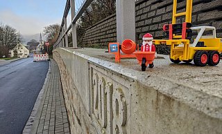 Pünktlich zum Fest kann der „Weihnachtsmann“ die Baustelle räumen. Das Foto zeigt den Ausbaubeginn auf Höhe der katholischen Kirche. Hier wurde 2018 die erste von zwei Bohrpfahlwänden errichtet. - Gemeinde Kalletal Pünktlich zum Fest kann der „Weihnachtsmann“ die Baustelle räumen. Das Foto zeigt den Ausbaubeginn auf Höhe der katholischen Kirche. Hier wurde 2018 die erste von zwei Bohrpfahlwänden errichtet. - Gemeinde Kalletal