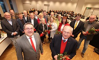 Landrat Dr. Axel Lehmann (vorne links) hat Kurt Kalkreuter (vorne rechts)und 15 weitere Mitglieder des Kreistags für ihr langjähriges Engagement geehrt. - Kreis Lippe