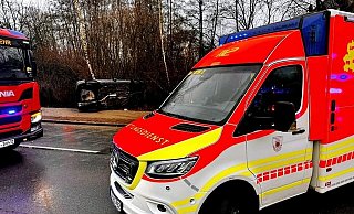 Der Unfallwagen liegt neben der B66 auf der Seite. - Feuerwehr Dörentrup Der Unfallwagen liegt neben der B66 auf der Seite. - Feuerwehr Dörentrup