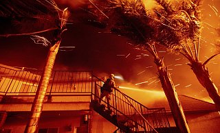 Feuersturm: Extreme Winde fachen die katastrophalen Waldbr&auml;nde in Kalifornien immer weiter an. - Foto: Noah Berger/AP/dpa