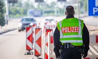 Die Bundespolizei soll mehr Kompetenzen bekommen. Das Bundeskabinett hat eine lange umstrittene Reform gebilligt (Symbolbild). - Philipp von Ditfurth/dpa Die Bundespolizei soll mehr Kompetenzen bekommen. Das Bundeskabinett hat eine lange umstrittene Reform gebilligt (Symbolbild). - Philipp von Ditfurth/dpa