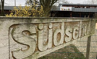 Immer wieder kommt es zu Fällen von Vandalismus an der Südschule. Voraussichtlich zum Beginn der Sommerferien soll daher die Videoüberwachung in Betrieb gehen. - Till Brand