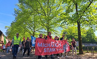 Mit Unterstützung der Gruppe "Buschmusik" zieht der Demozug vom Kronen- zum Marktplatz. - Carolin Brokmann-Förster