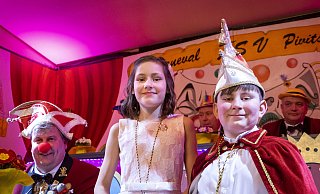 Wie ihre großen Vorbilder hatte das Kinderprinzenpaar Enny I. (links) und Lukas I. beim Kinderkarneval das Zepter inne. - Laurenz Tegethoff