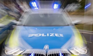Ein Streifenwagen der Polizei mit eingeschaltetem Blaulicht. - Daniel Karmann/dpa/Symbolbild