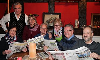 Bestens aufgelegt sind in der Gutshof-Brennerei Begatal Gastgeber Friedhelm Begemann (Zweiter von links) und das Team „Die sechs Richtigen" um Marita Plöger, Gundula Busse, Horst Busse, Heike Kremming, Rolf Plöger und Matthias Kremming (von links) bei der 3. Runde des Kneipenquiz von „LandWirten" und LZ. - Judith Stracke Bestens aufgelegt sind in der Gutshof-Brennerei Begatal Gastgeber Friedhelm Begemann (Zweiter von links) und das Team „Die sechs Richtigen" um Marita Plöger, Gundula Busse, Horst Busse, Heike Kremming, Rolf Plöger und Matthias Kremming (von links) bei der 3. Runde des Kneipenquiz von „LandWirten" und LZ. - Judith Stracke