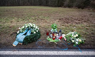 Gedenken am Tatort an der Kreisstraße 22 bei Ulmet (Rheinland-Pfalz). Mittlerweile geht die Polizei von einem Täter aus. - Foto: Harald Tittel/dpa Gedenken am Tatort an der Kreisstraße 22 bei Ulmet (Rheinland-Pfalz). Mittlerweile geht die Polizei von einem Täter aus. - Foto: Harald Tittel/dpa