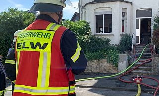 Die Freiwillige Feuerwehr Bad Salzuflen hat den Brand in einer Erdgeschosswohnung in der Hermannstraße schnell unter Kontrolle. Verletzt wurde zum Glück niemand. - Daniel Hobein/Feuerwehr Bad Salzuflen Die Freiwillige Feuerwehr Bad Salzuflen hat den Brand in einer Erdgeschosswohnung in der Hermannstraße schnell unter Kontrolle. Verletzt wurde zum Glück niemand. - Daniel Hobein/Feuerwehr Bad Salzuflen