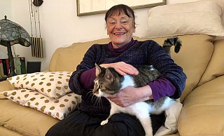 Karin Göhner sitzt mit einer ihrer Katzen im Wohnzimmer in ihrem Haus in Schötmar. Die Tiere, die sie im Laufe ihres Lebens hatte, seien immer Fundtiere gewesen. - Sven Kienscherf Karin Göhner sitzt mit einer ihrer Katzen im Wohnzimmer in ihrem Haus in Schötmar. Die Tiere, die sie im Laufe ihres Lebens hatte, seien immer Fundtiere gewesen. - Sven Kienscherf