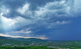 Zu erkennen ist rechts der Regenvorhang über Detmold, Diestelbruch und Klüt, links der Teutoburger Wald und darüber die sehr bizarren Wolken, mit denen Luft in den Wolkenkomplex strömt. - Robin Jähne