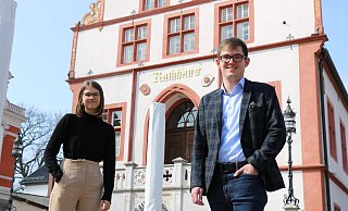Nele Reschinsky und Tim Alexander, der Vorsitzende der Jungen Union und seine Stellvertreterin, stehen vor dem Historischen Rathaus. - Alexandra Schaller