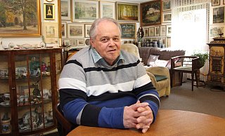 Wilfried Mellies in seinem Wohnzimmer, umringt von Hermann-Andenken und Bildern von Hiddesen. - Jana Beckmann