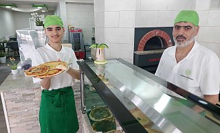 Mohamad Hussam Alhafez und sein Vater Mohamed Rashad Alhafez von „Green Kitchen" - Janet König Mohamad Hussam Alhafez und sein Vater Mohamed Rashad Alhafez von „Green Kitchen" - Janet König
