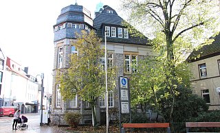 Steht unter Denkmalschutz: das historische Rathaus, das das städtische Standesamt beherbergt. Im Ratssaal finden Trauungen statt, in anderen Räumen sollen die Fraktionen Büros erhalten. - Cordula Gröne Steht unter Denkmalschutz: das historische Rathaus, das das städtische Standesamt beherbergt. Im Ratssaal finden Trauungen statt, in anderen Räumen sollen die Fraktionen Büros erhalten. - Cordula Gröne