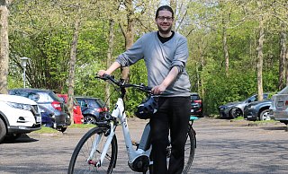 Klimaschutzmanager Lukas Menne steht mit seinem Dienstfahrrad auf dem Parkplatz vor dem Rathaus. Dass Parkflächen zugunsten des Radverkehrs weichen müssen, ist nur eines seiner Themen. - Alexandra Schaller Klimaschutzmanager Lukas Menne steht mit seinem Dienstfahrrad auf dem Parkplatz vor dem Rathaus. Dass Parkflächen zugunsten des Radverkehrs weichen müssen, ist nur eines seiner Themen. - Alexandra Schaller