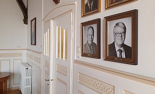 Die Galerie der ehemaligen Bürgermeister im Barntruper Rathaus mit Prof. Paul Harff (links) und Herbert Dahle. - Tobias Hölscher/Stadt Barntrup
