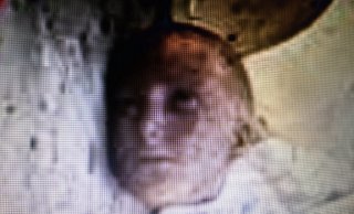 Der täuschend echt aussehende Kunststoffkopf liegt im Müll (bestmögliche Qualität). - Foto: --/Polizei Gelsenkirchen/dpa