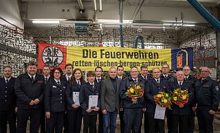 Zahlreiche Mitglieder der Feuerwehr wurden geehrt und befördert. Dabei waren der stellvertretende Kreisbrandmeister Mathias Sprenger (Zweiter von links), Kreisjugendfeuerwehrwartin Heike Lalk (Vierte von links), Bürgermeister Dieter Krüger (Mitte), Feuerwehrleiter Stephan Beinker (rechts) sowie Björn Bieling und Rolf-Dieter Hanning (Zweiter und Dritter hinten rechts). - Foto: Sebastian Vogt