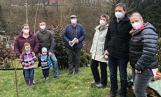 Lärmschutz an der B66 – den fordern (von links) Christine und Thomas Möllerfriedrich mit Emma und Mattheo, Ratsherr Heinz-Rainer Krüger, Anke Pethig sowie Stefan und Susanne Drauschke. Aus ihren Gärten schauen die Voßheider direkt auf den Anschluss der Südumgehung an die Blomberger Straße. Hinter den Fichten (rechts) steht die Baustellenampel, die den Verkehr einspurig über die Passadetalbrücke lotst. - Till Brand