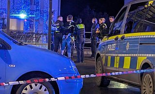 Die Beamten nehmen den Tatverdächtigen fest. - Annika Langhagel