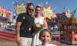 Für Philipp und Sabrina Akrap wird der diesjährige Wilbaser Markt in Erinnerung bleiben. Auch Tochter Mariella freut sich über die zweite Hochzeit. - Vera Gerstendorf-Welle Für Philipp und Sabrina Akrap wird der diesjährige Wilbaser Markt in Erinnerung bleiben. Auch Tochter Mariella freut sich über die zweite Hochzeit. - Vera Gerstendorf-Welle