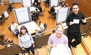 Dem Ziel „Detmold handelt“ haben sich neben vielen anderen die Projektkoordinatorin Cathrin-C. Herrmann, Anne Wieting mit einem (überdimensionierten) „Weißen Punkt“ und Lukas Arslan von „Kultur & Art“ (von links) verschrieben. Foto: Knut Dinter - din Dem Ziel „Detmold handelt“ haben sich neben vielen anderen die Projektkoordinatorin Cathrin-C. Herrmann, Anne Wieting mit einem (überdimensionierten) „Weißen Punkt“ und Lukas Arslan von „Kultur & Art“ (von links) verschrieben. Foto: Knut Dinter - din