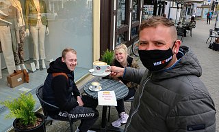 Marcel Gaus und Kim Eileen Pawliczek bestellen ihren Kaffee zu einem zusätzlichen Tisch vor der Boutique Dux Mode, der dort fürs Foto hingestellt wurde. Juri Helm vom „Café Verve" bedient. - Yvonne Glandien