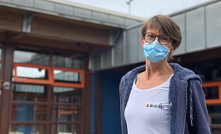 Schulleiterin Christine Beermann von der Südschule zeigt, wo die Überwachungskamera auf dem Dach angebracht ist. - Till Brand