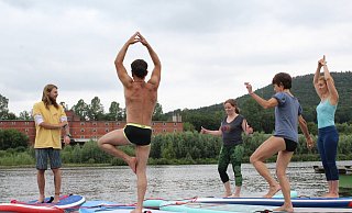 Balanceakt: Beim SUP-Yoga kommt es darauf an, das Gleichgewicht zu finden. Die Teilnehmer probieren, auf einem Bein zu stehen - Joline Heller