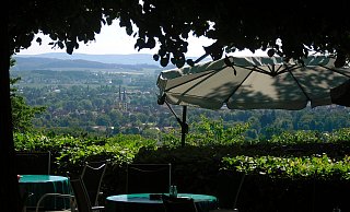 Biergärten dürfen ab Montag wieder öffnen - so wie dieser an der Schönen Aussicht in Lemgo. - Archivfoto: Marlen Grote